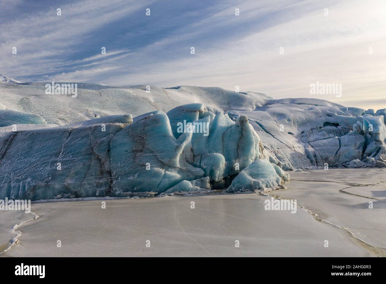 Vista aerea della Sv nafellsj kull ghiacciaio in tempo soleggiato. L'inizio della primavera in Islanda Foto Stock