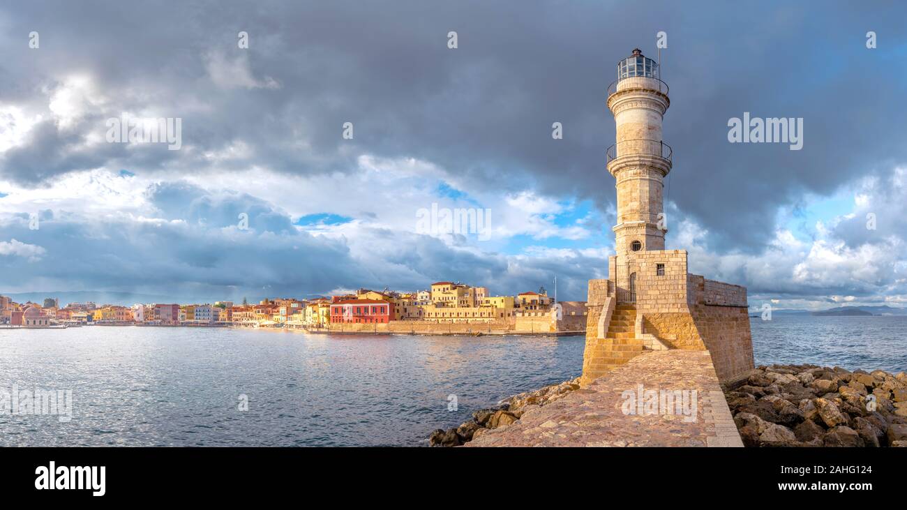 Panorama del bellissimo porto vecchio di Chania con il sorprendente lighthouse, moschea, cantieri navali veneziani, all'alba, Creta, Grecia. Foto Stock