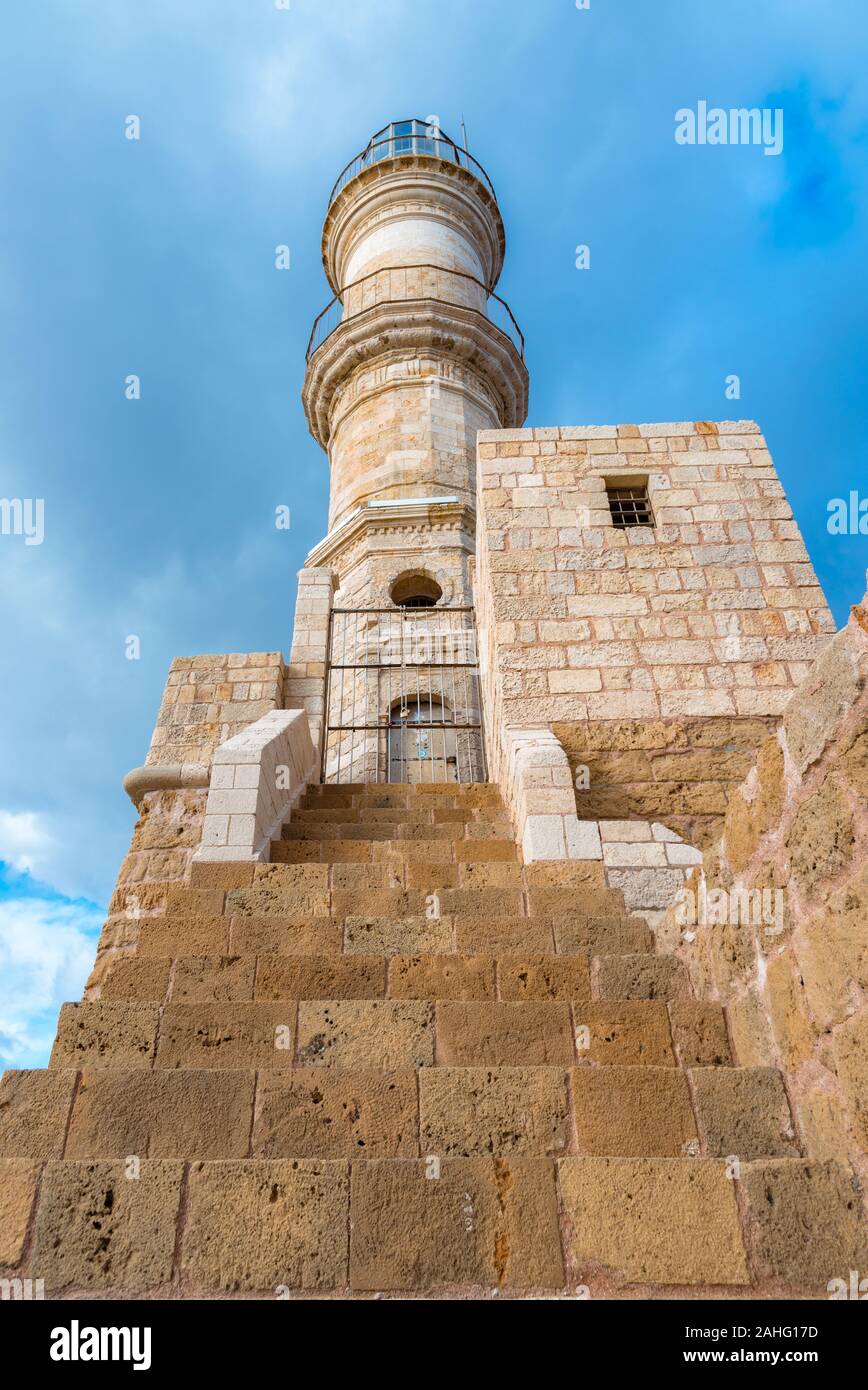 Panorama del bellissimo porto vecchio di Chania con il sorprendente lighthouse, moschea, cantieri navali veneziani, all'alba, Creta, Grecia. Foto Stock