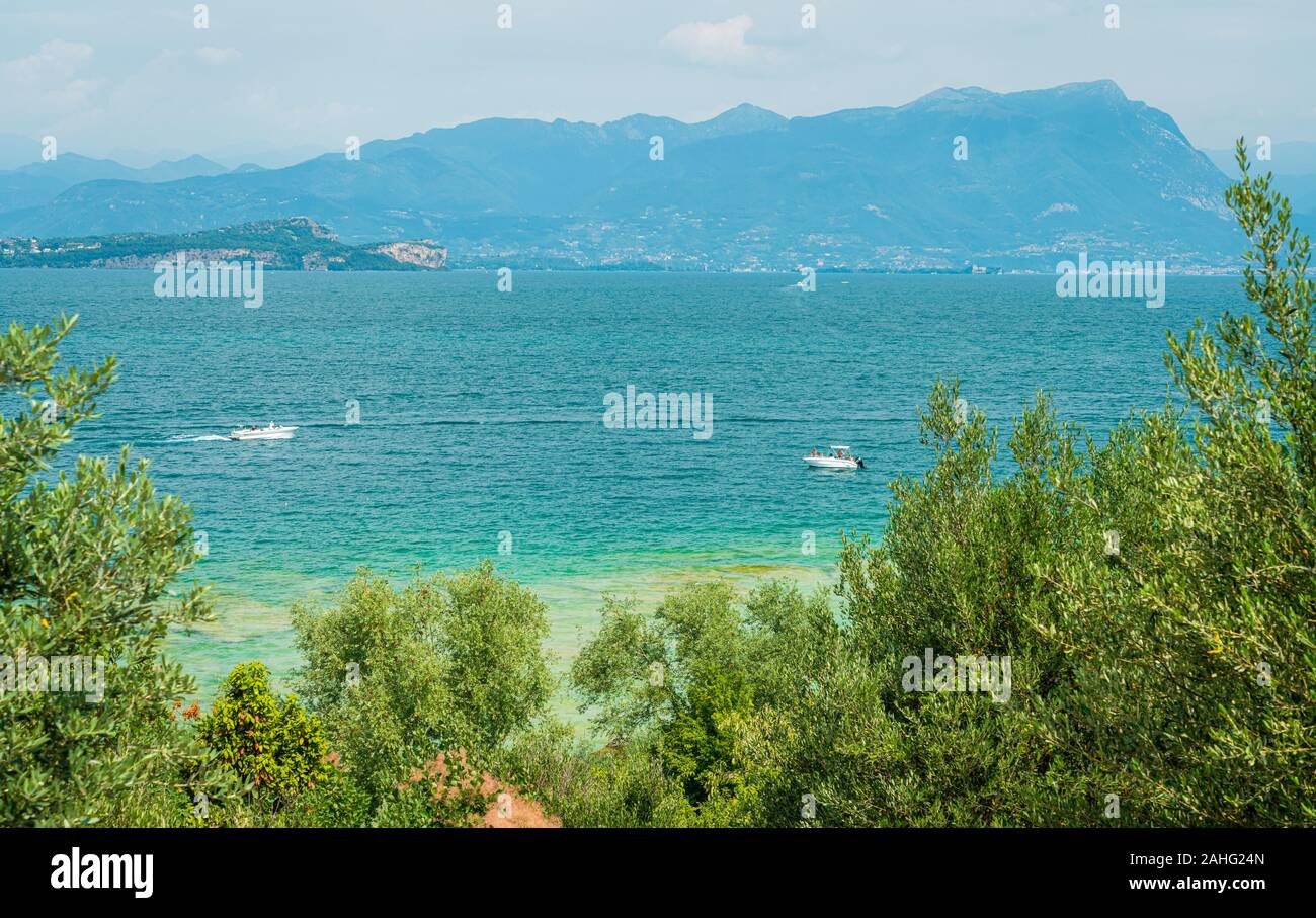 Spiaggia Jamaica a Sirmione sul Lago di Garda, rinomato per la sua splendida acqua color smeraldo. Provincia di Brescia, Lombardia, Italia. Foto Stock