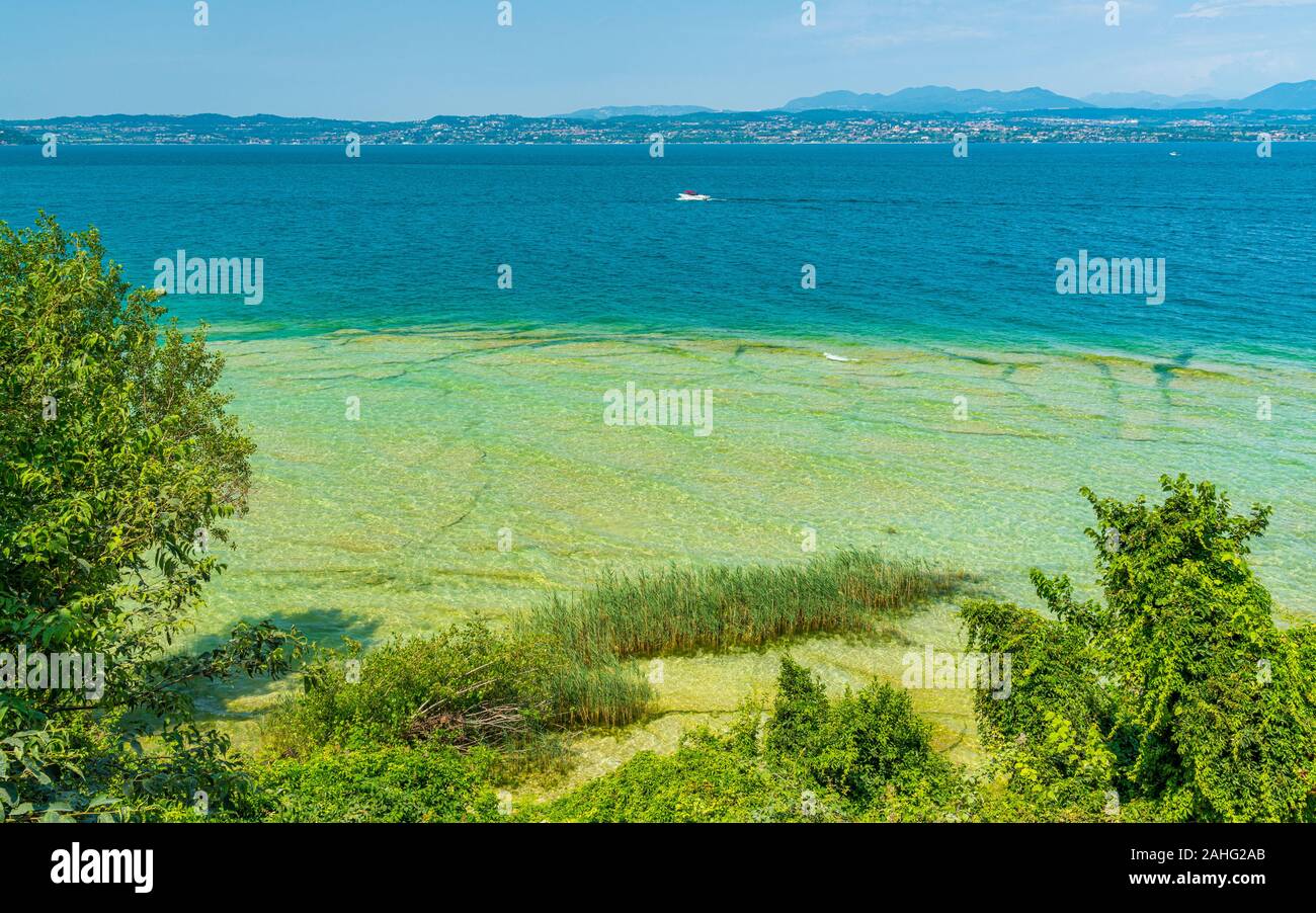 Spiaggia Jamaica a Sirmione sul Lago di Garda, rinomato per la sua splendida acqua color smeraldo. Provincia di Brescia, Lombardia, Italia. Foto Stock