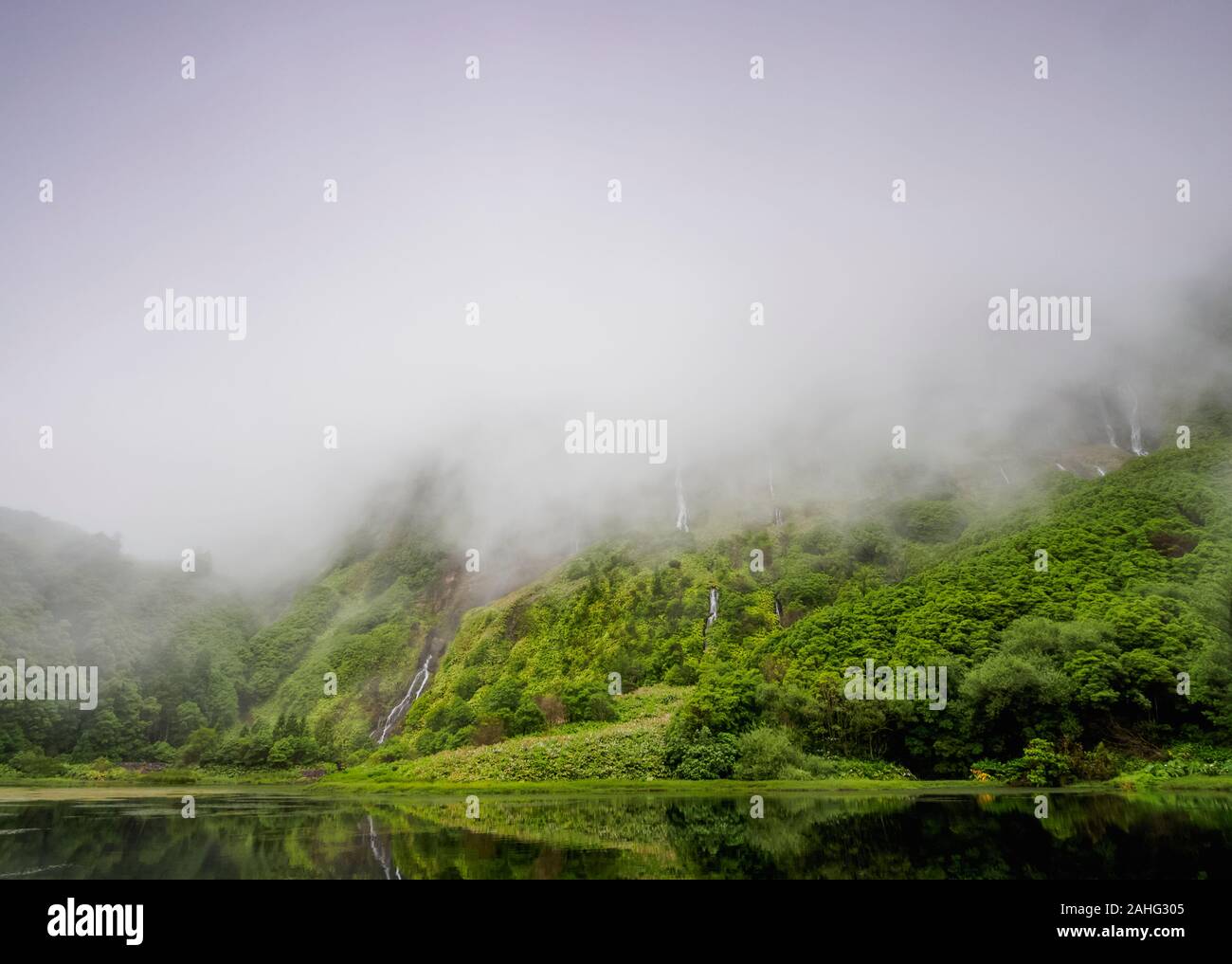 Poco da Alagoinha in una nebbiosa giornata, Ribeira Grande, sull isola di Flores, Azzorre, Portogallo Foto Stock