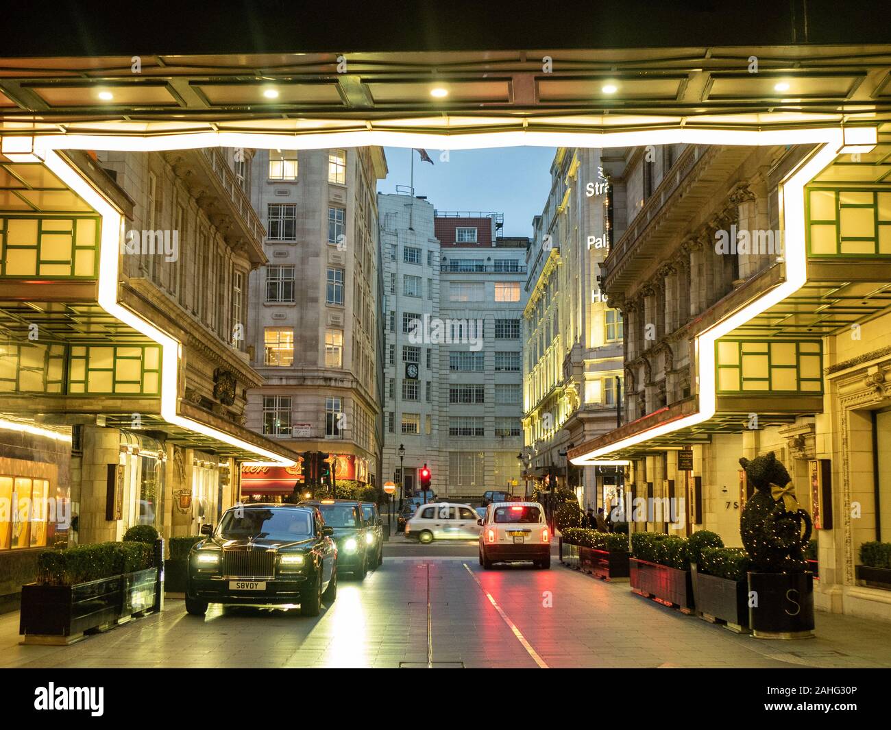 Il Savoy Forecourt & Taxi Rank guardando sullo Strand, Londra Foto Stock