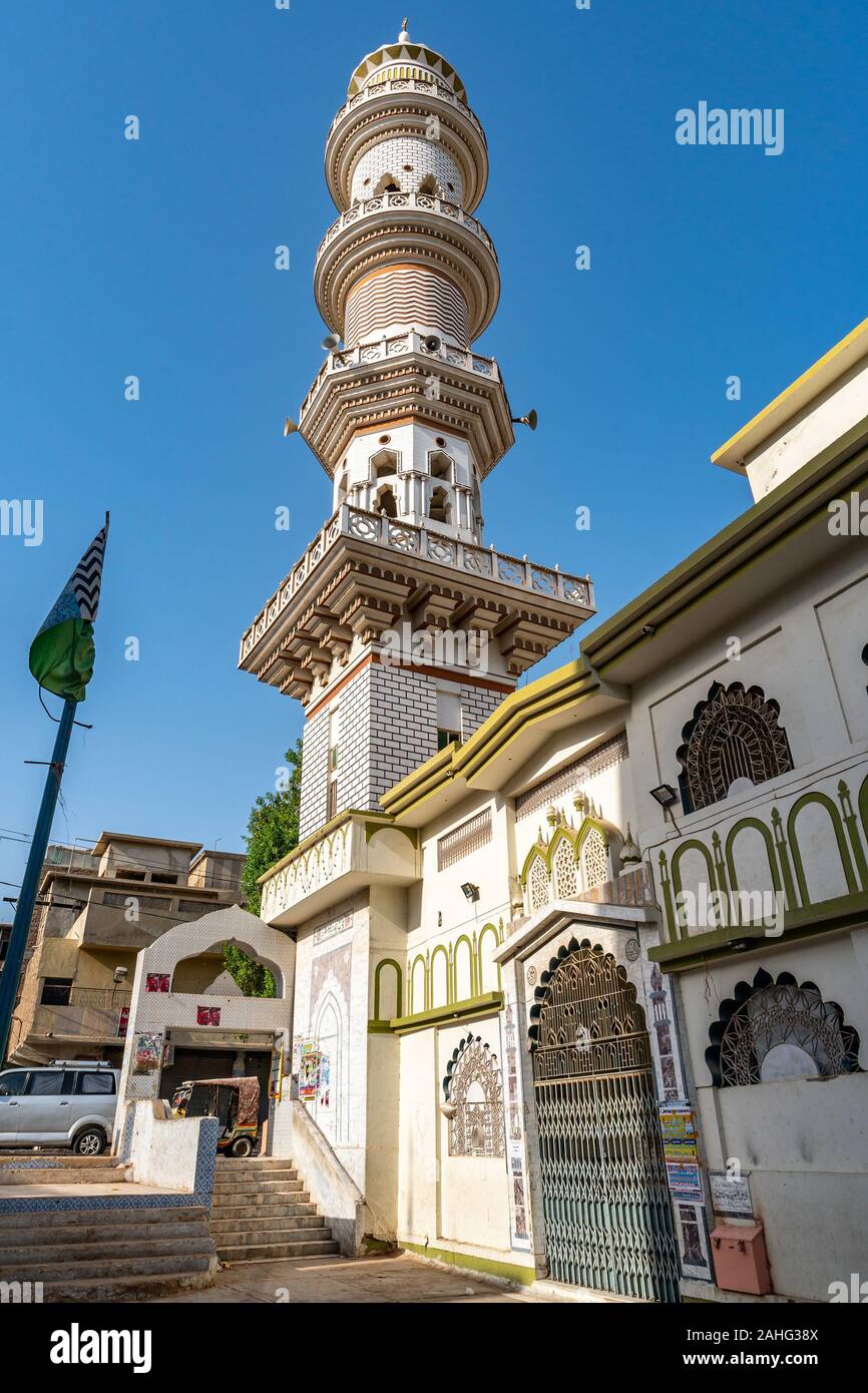 Hyderabad Sarfaraz Khan Kalhoro Santuario minareto della moschea vista dalla strada su un soleggiato Blue Sky giorno Foto Stock