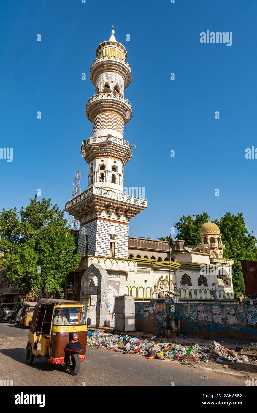 Hyderabad Sarfaraz Khan Kalhoro Santuario minareto della moschea vista dalla strada su un soleggiato Blue Sky giorno Foto Stock