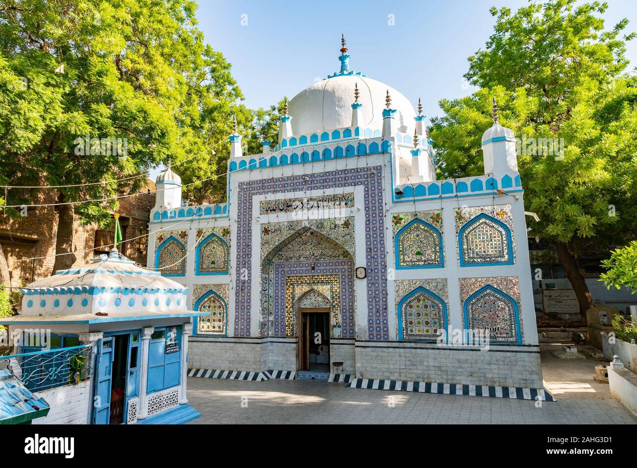 Hyderabad Sarfaraz Khan Kalhoro Santuario vista pittoresca con tombe circostanti su un soleggiato Blue Sky giorno Foto Stock