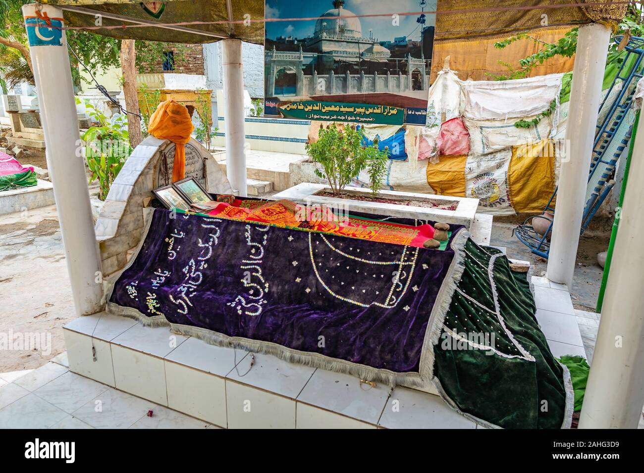 Hyderabad Sarfaraz Khan Kalhoro Santuario vista pittoresca con tombe decorate su un soleggiato Blue Sky giorno Foto Stock