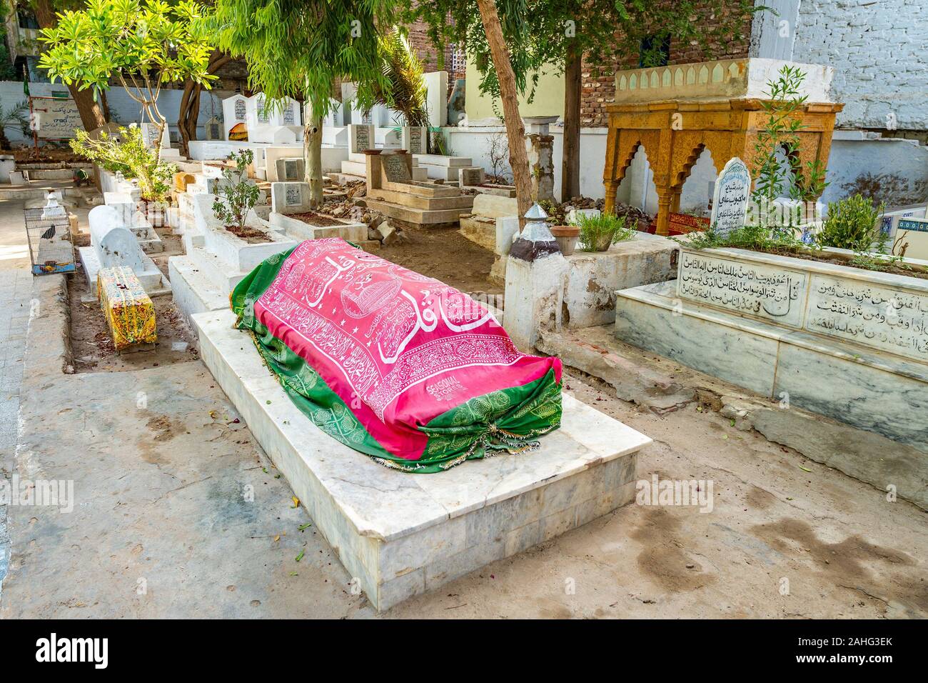 Hyderabad Sarfaraz Khan Kalhoro Santuario vista pittoresca con tombe decorate su un soleggiato Blue Sky giorno Foto Stock