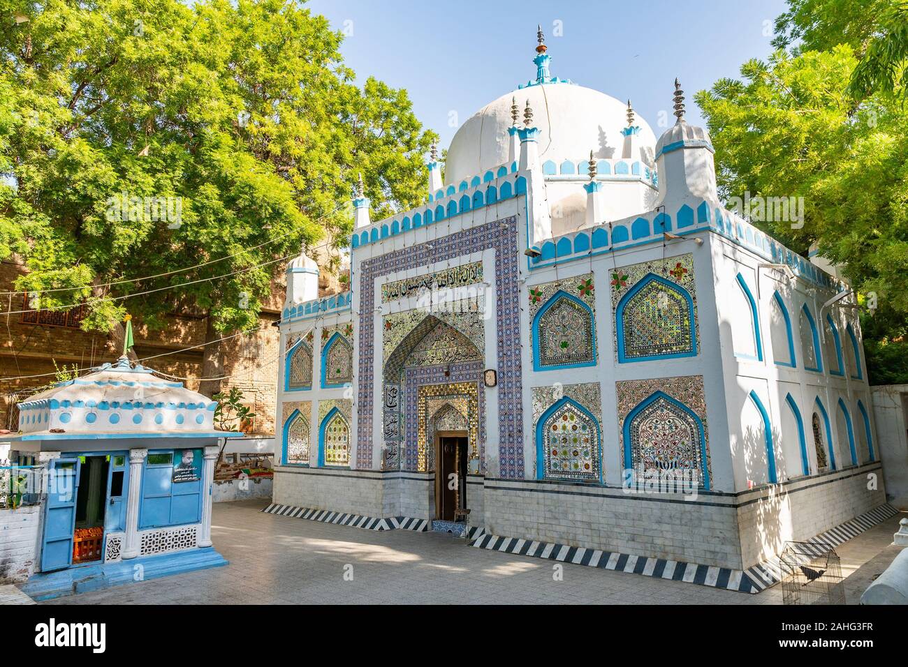 Hyderabad Sarfaraz Khan Kalhoro Santuario vista pittoresca con tombe circostanti su un soleggiato Blue Sky giorno Foto Stock