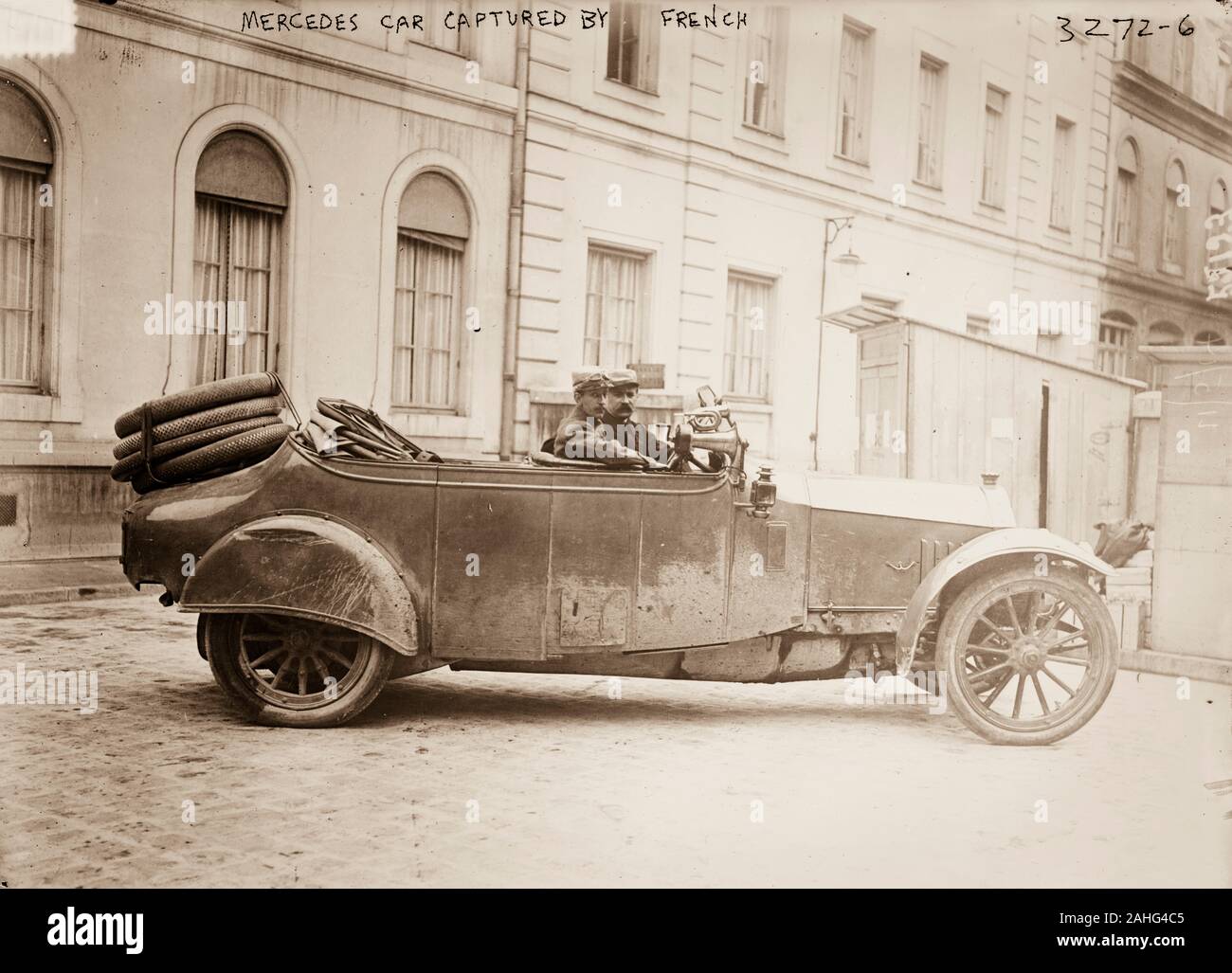 La prima guerra mondiale (WWI o WW1), noto anche come la prima guerra mondiale la Grande Guerra o la guerra per porre fine a tutte le guerre,[5] è stata una guerra globale originario in Europa che è durata dal 28 luglio 1914 al 11 novembre 1918. Più di 70 milioni di personale militare, compresi 60 milioni di europei sono stati mobilitati in uno dei più grandi guerre della storia.oltre nove milioni di combattenti e sette milioni di civili sono morti a causa della guerra (comprese le vittime di un certo numero di g ocides), un tasso di incidenti aggravato dai belligeranti' tecnologica e industriale di sofisticazione Foto Stock