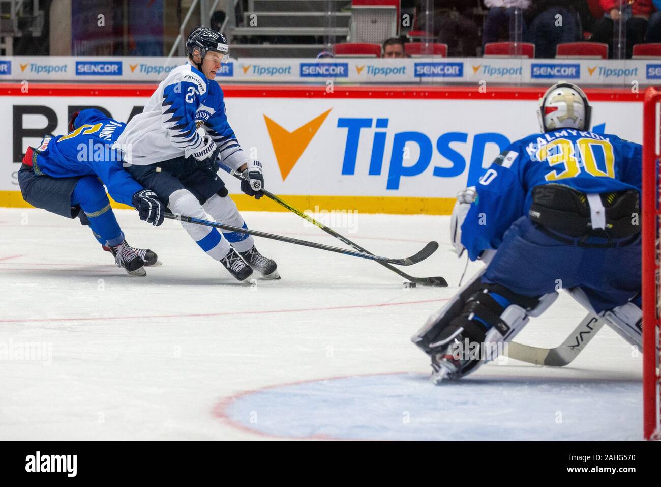 L-R Tamirlan Gaitamirov (KAZ), Antti Saarela (FIN) e Roman Kalmykov (KAZ) in azione durante il 2020 IIHF mondo junior di Hockey su ghiaccio campionati del Gruppo una corrispondenza tra il Kazakistan e la Finlandia in Trinec, Repubblica Ceca, il 29 dicembre 2019. (CTK foto/Vladimir Prycek) Foto Stock