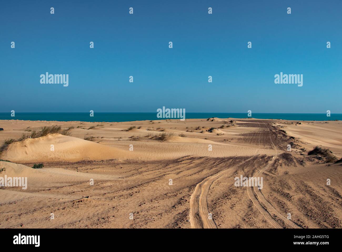 Vista oceano dal Wahiba deserto di sabbia Foto Stock