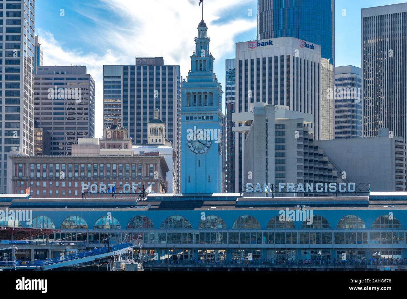 Embarcadero clocktower, edificio traghetto al Porto di San Francisco, vista dall'acqua Foto Stock