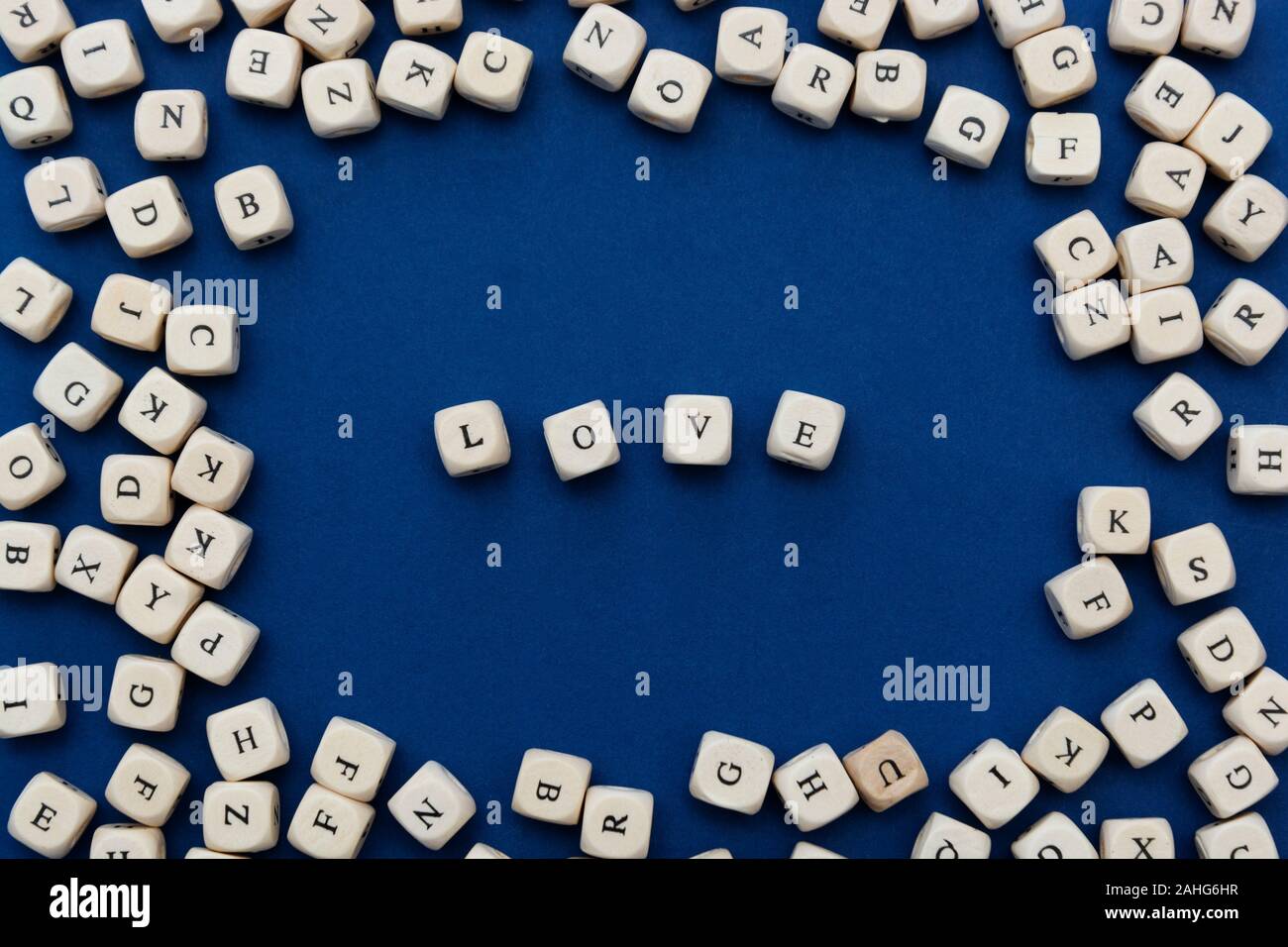 L amore è amore messaggio scritto su blocchi di legno su sfondo blu, vista dall'alto. Foto Stock