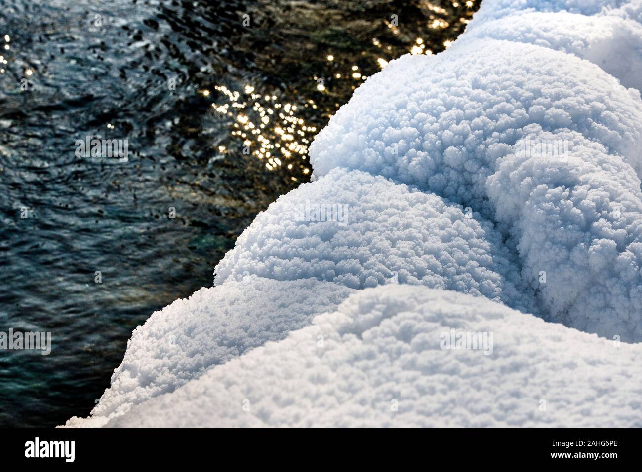 Neve testurizzata sulle rive del torrente a Chena Hot Springs, Alaska Foto Stock