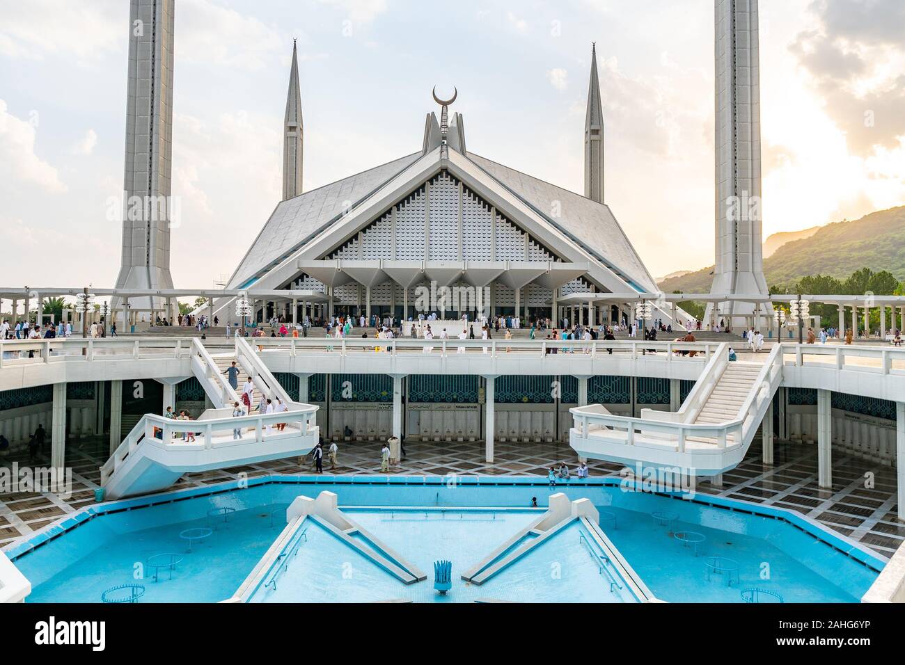 Islamabad Shah Faisal Moschea Masjid mozzafiato vista pittoresca con i visitatori al tramonto su un soleggiato Blue Sky giorno Foto Stock