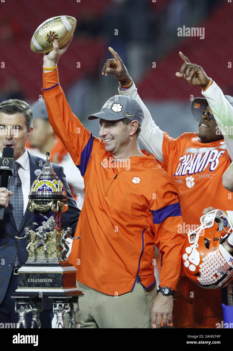 Clemson Tigers head coach Dabo Swinney sorregge il Fiesta Trophy coppa dopo aver sconfitto la Ohio State Buckeyes nel college football semi finale gioco al Fiesta Bowl Sabato, Dicembre 28, 2019 a Glendale in Arizona. Foto di Aaron Josefczyk/UPI Foto Stock