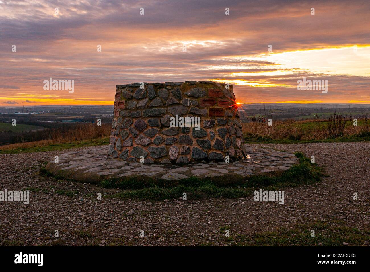 Monumento commemorativo alle miniere e ai minatori locali in cima al Rabbit Ings Country Park. L'area ricreativa e faunistica è un ex cumulo di botteghe per la Monckton Colliery e la Royston Drift Mine. Royston, Barnsley, South Yorkshire, Inghilterra, Regno Unito, Dicembre 2019 Foto Stock