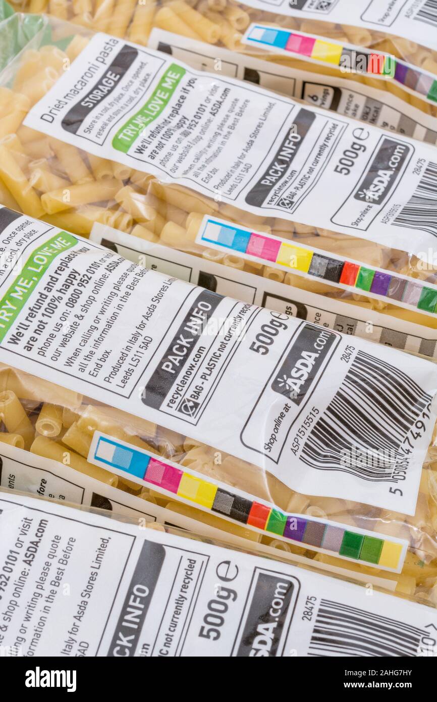 ASDA propria etichetta di maccheroni in un sacchetto di plastica. Per gli ingredienti alimentari etichette, l'etichettatura nutrizionale, cibo fatti, consigli di riciclaggio, plastica Imballaggi alimentari Foto Stock