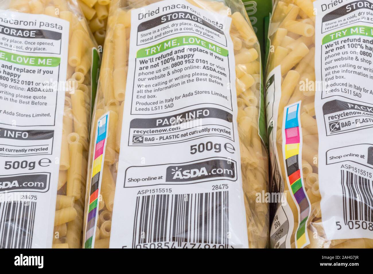 ASDA propria etichetta di maccheroni in un sacchetto di plastica. Per gli ingredienti alimentari etichette, l'etichettatura nutrizionale, cibo fatti, consigli di riciclaggio, plastica Imballaggi alimentari Foto Stock