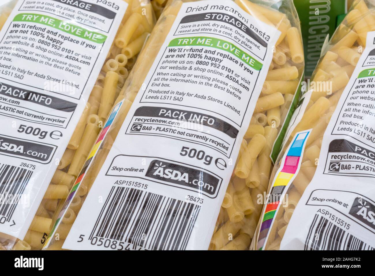 ASDA propria etichetta di maccheroni in un sacchetto di plastica. Per gli ingredienti alimentari etichette, l'etichettatura nutrizionale, cibo fatti, consigli di riciclaggio, plastica Imballaggi alimentari Foto Stock