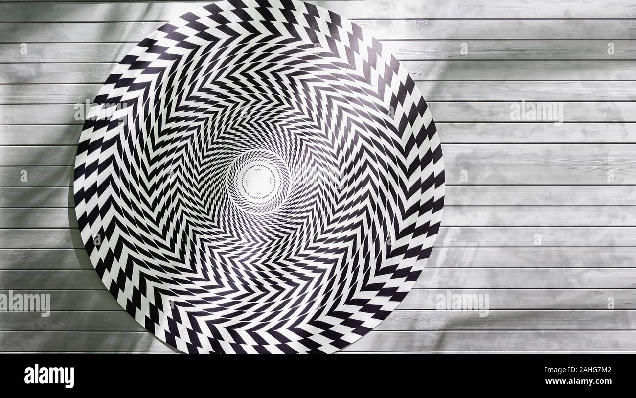 Un ipnotiche spirale di elementi bianchi e neri che crea l'illusione di movimento continuo. Le illusioni nel parco di divertimenti. Foto Stock