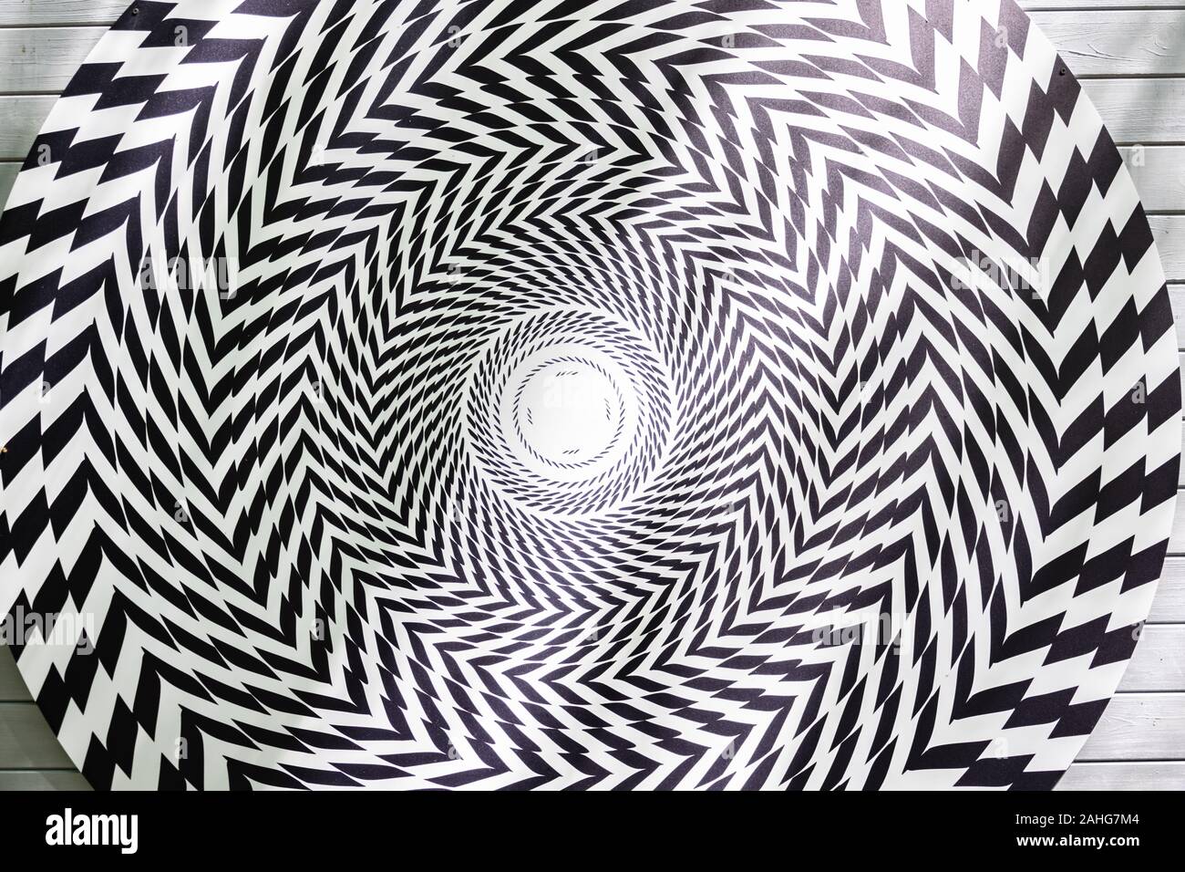 Un ipnotiche spirale di elementi bianchi e neri che crea l'illusione di movimento continuo. Le illusioni nel parco di divertimenti. Foto Stock