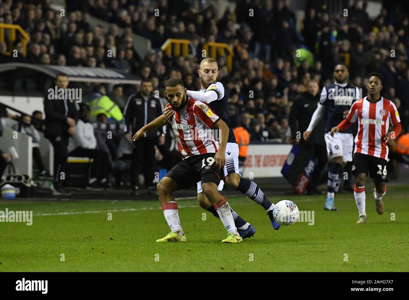 Londra, Regno Unito. 29 Dic, 2019. Bryan Mbeumo di Brendford battaglie per il possesso con Jiri Skalak di Millwall durante il cielo di scommessa match del campionato tra Millwall e Brentford al Den, Londra domenica 29 dicembre 2019. (Credit: Ivan Yordanov | MI News) Credito: MI News & Sport /Alamy Live News Foto Stock