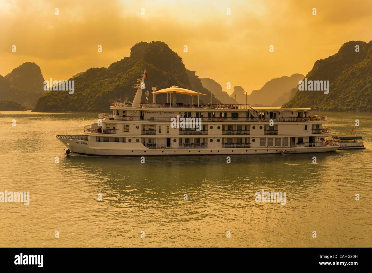 Paradise eleganza immondizia barca Halong Bay Vietnam - tramonto Foto Stock