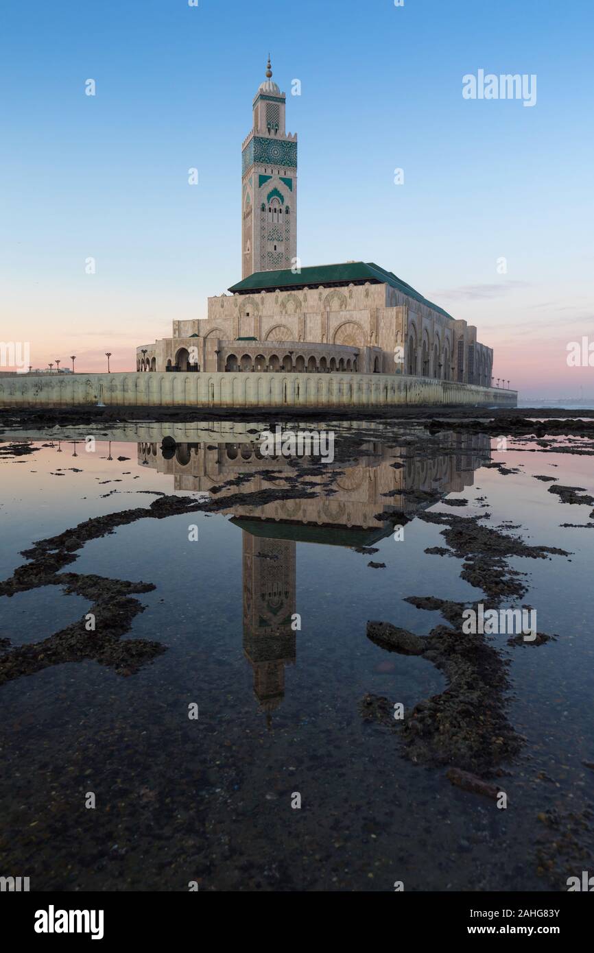 Moschea di Hassan II è una moschea di Casablanca, Marocco. Si tratta della più grande moschea in Africa e la terza più grande al mondo. Il suo minareto del mondo Foto Stock