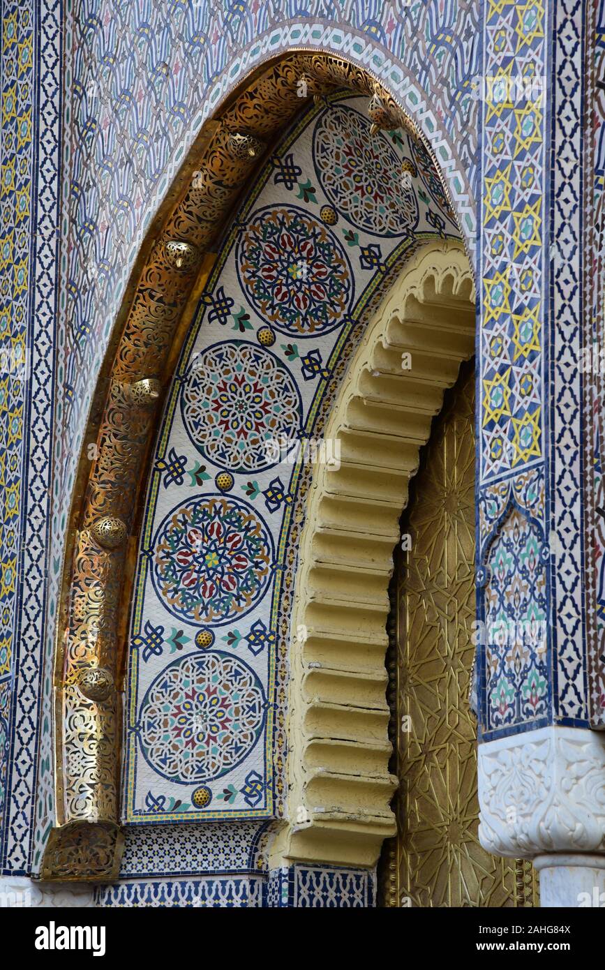 Le impressionanti, arcuato gateway moresco al palazzo del re Dar El Makhzen, Fès, Marocco, Africa del Nord. Foto Stock