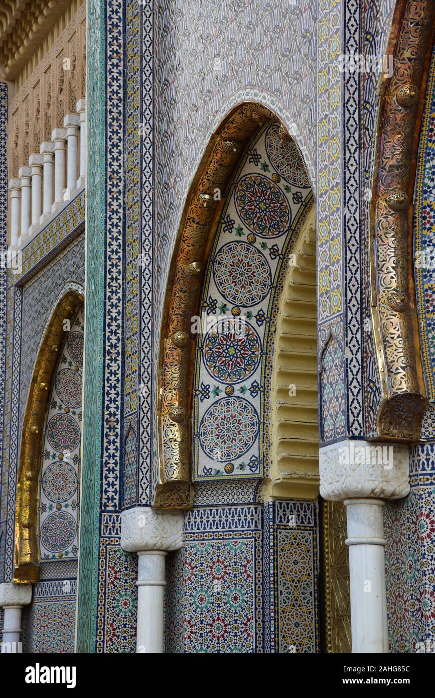 Le impressionanti, arcuato gateway moresco al palazzo del re Dar El Makhzen, Fès, Marocco, Africa del Nord. Foto Stock