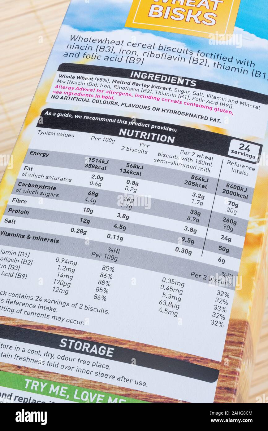 ASDA con il proprio marchio di tutto il grano biscotti di cereali nella casella di carta. Per gli ingredienti alimentari etichette, l'etichettatura nutrizionale, cibo fatti, allergia consigli, imballaggi alimentari Foto Stock