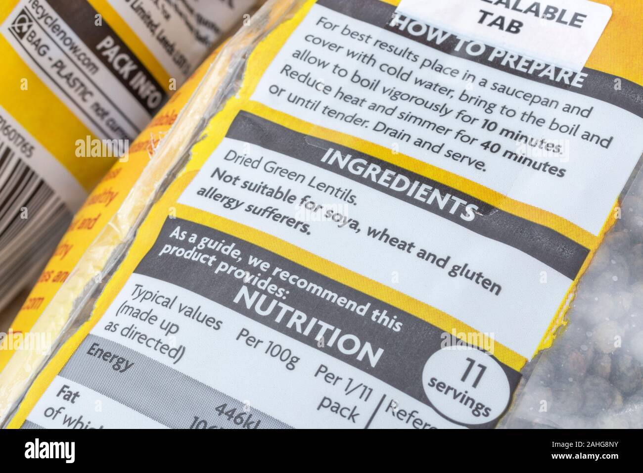 ASDA con il proprio marchio di lenticchie verdi in una busta di plastica. Per gli ingredienti alimentari etichette, l'etichettatura nutrizionale, cibo fatti, allergia consigli, plastica Imballaggi alimentari Foto Stock