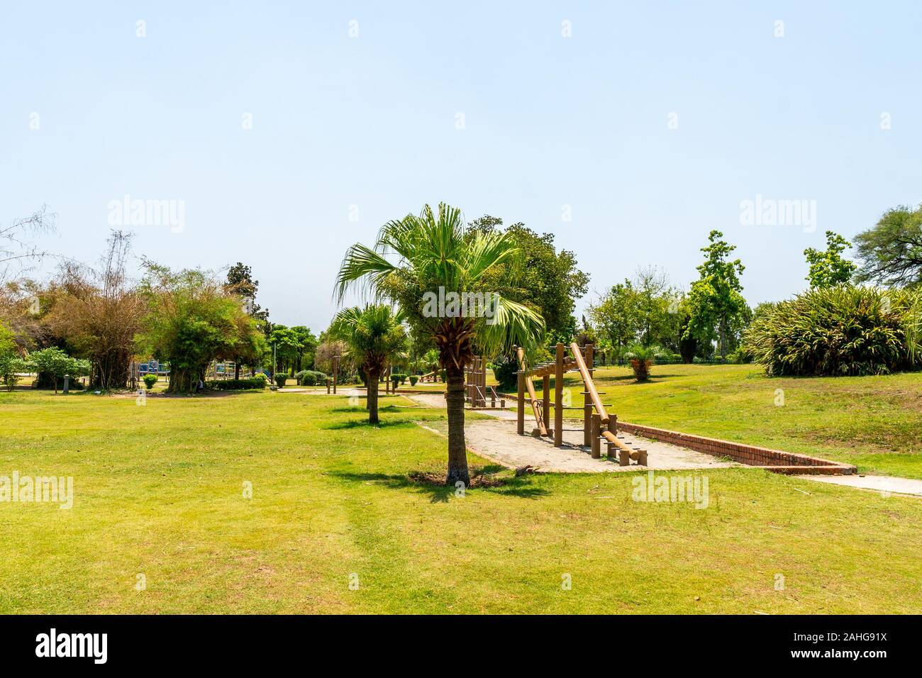 Islamabad bambini giapponesi parco pittoresco panorama mozzafiato del parco giochi su un soleggiato Blue Sky giorno Foto Stock