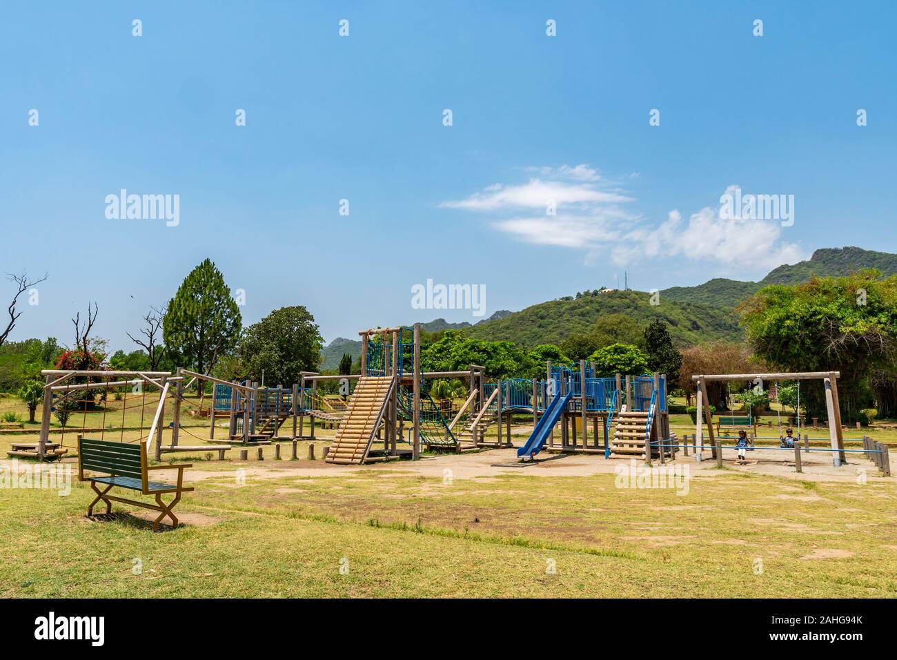 Islamabad bambini giapponesi parco pittoresco panorama mozzafiato del parco giochi su un soleggiato Blue Sky giorno Foto Stock