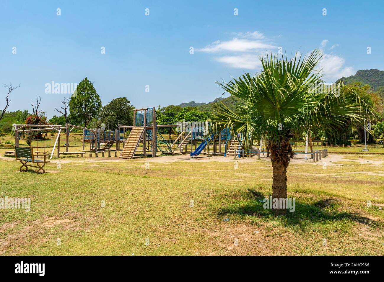 Islamabad bambini giapponesi parco pittoresco panorama mozzafiato del parco giochi su un soleggiato Blue Sky giorno Foto Stock