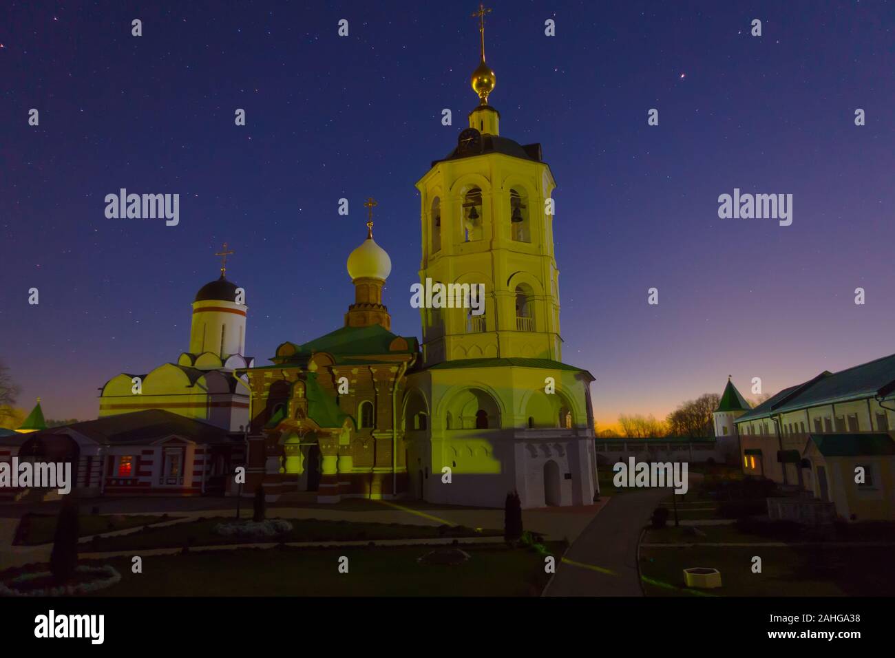 Antico monastero russo di notte. St.Nicholas monastero sul fiume Peshnosha. Foto Stock