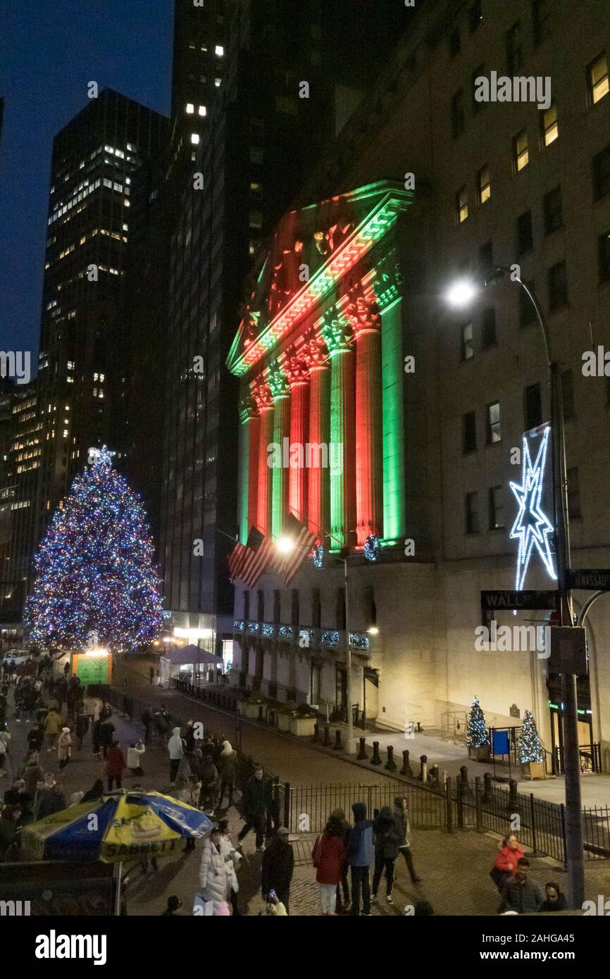 Il New York Stock Exchange è addobbata a festa con luci e ghirlande durante la stagione delle vacanze, NYC, STATI UNITI D'AMERICA Foto Stock