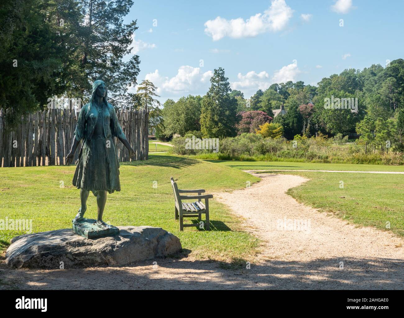 Jamestown, VA - 2 Settembre 2019: statua commemora Pocahontas in Jamestown Settlement in Virginia Foto Stock