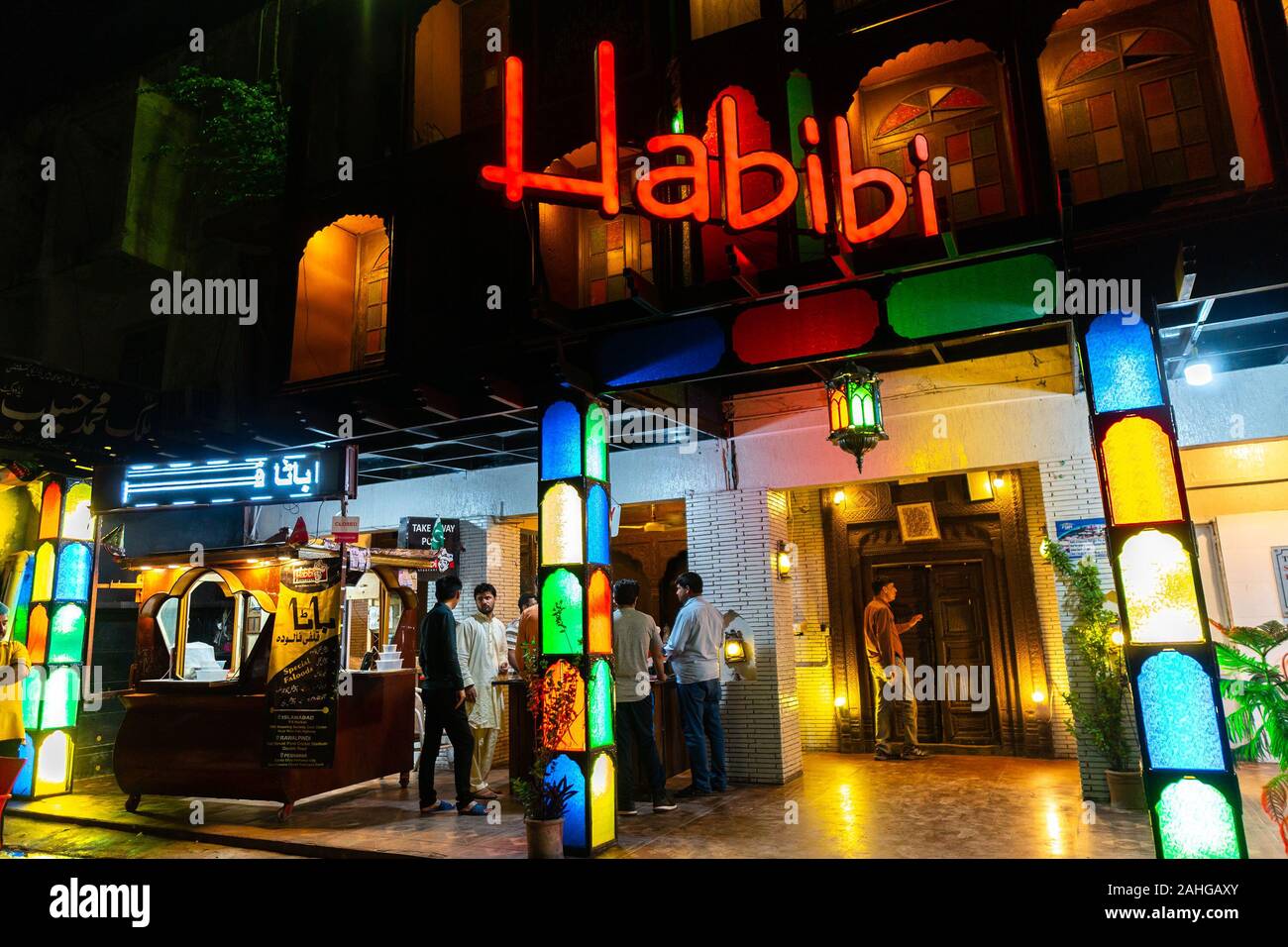 Islamabad Habibi ristorante vista pittoresca con colorati di rosso le luci al neon di Notte Foto Stock