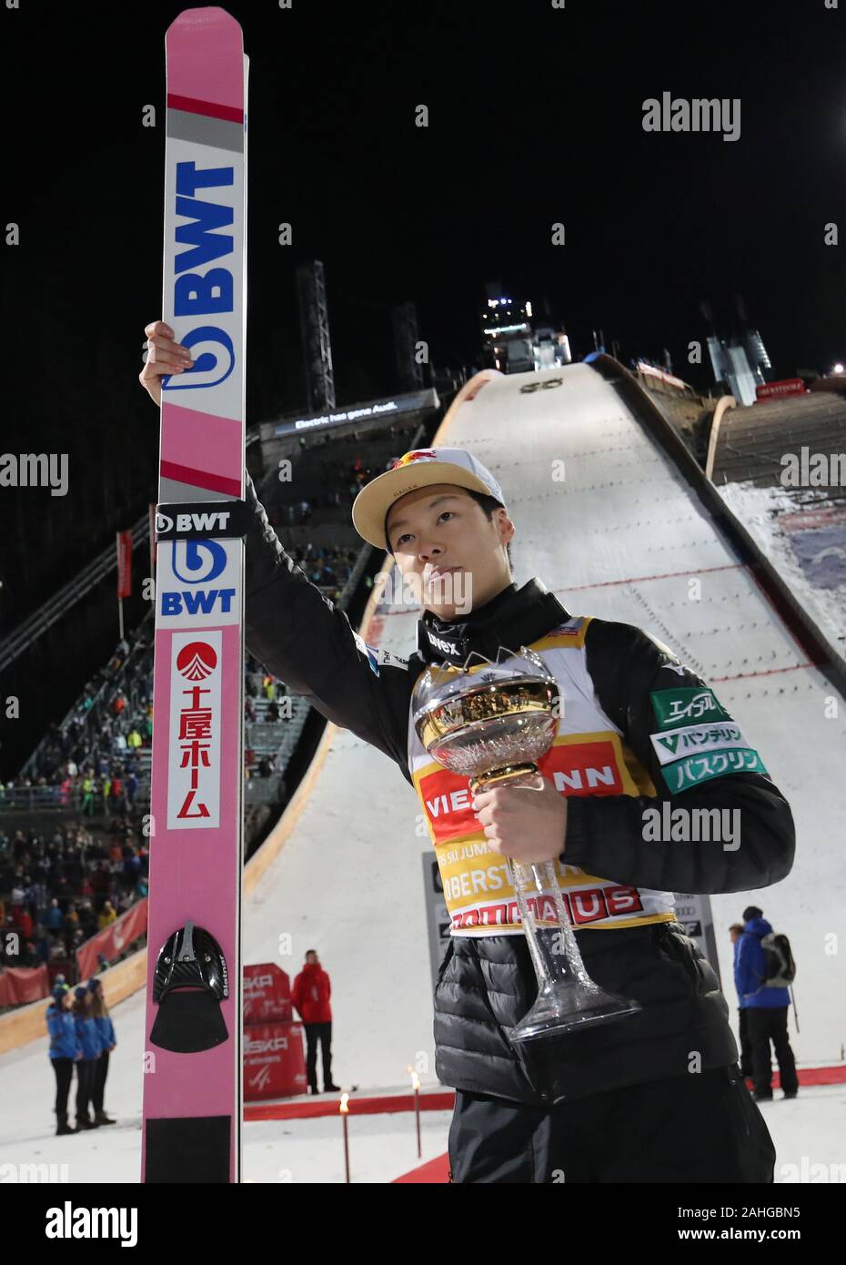 Oberstdorf, Germania. 29 Dic, 2019. Sci nordico/ski jumping World Cup, torneo delle quattro colline, Big Hill, uomini, secondo l'esecuzione. Ryoyu Kobayashi, ski ponticello dal Giappone, celebra la sua vittoria con la coppa. Credito: Daniel Karmann/dpa/Alamy Live News Foto Stock