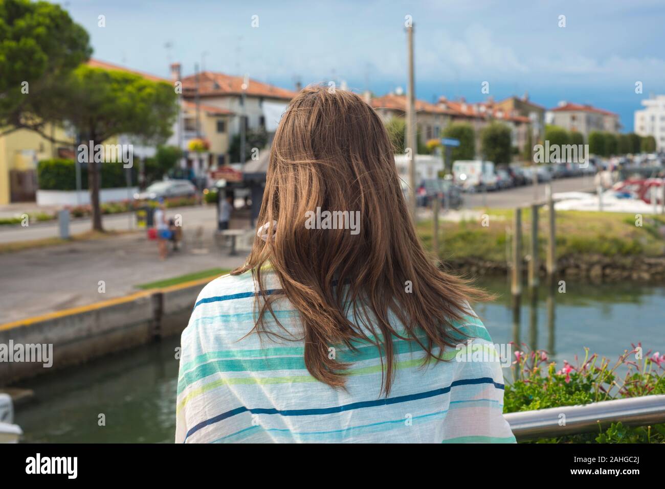 Donna che guarda un nuovo quartiere di lusso e case esclusivista in riva al lago Foto Stock