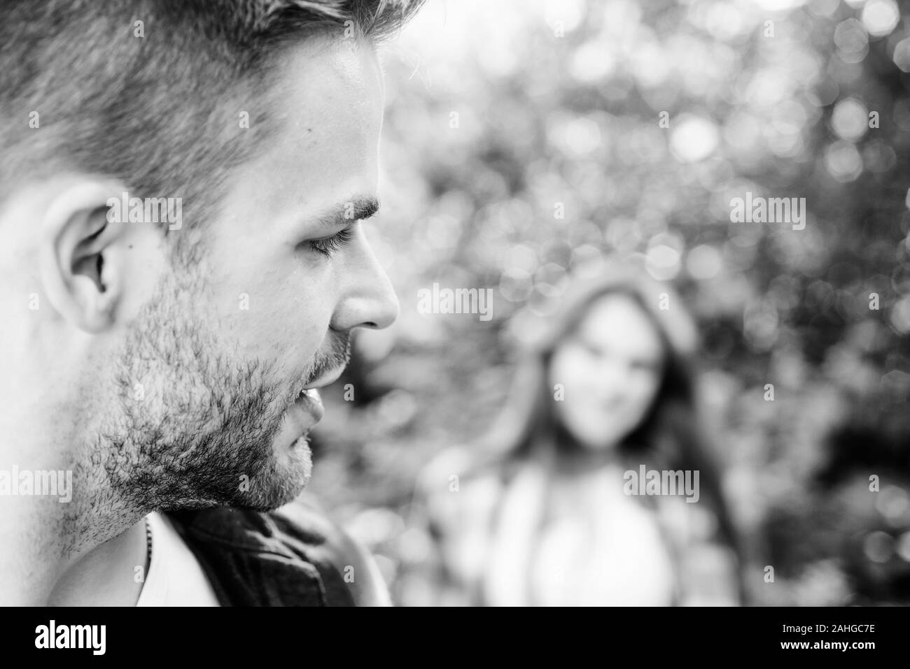Giovane all'aperto natura sfocata. Matura in amore incontro. Rapporto di coppia. Follow me. Mettiti in avanti in modo che sia rispettoso per le donne mentre è ancora in uscita. Rapporto di avviamento. Foto Stock