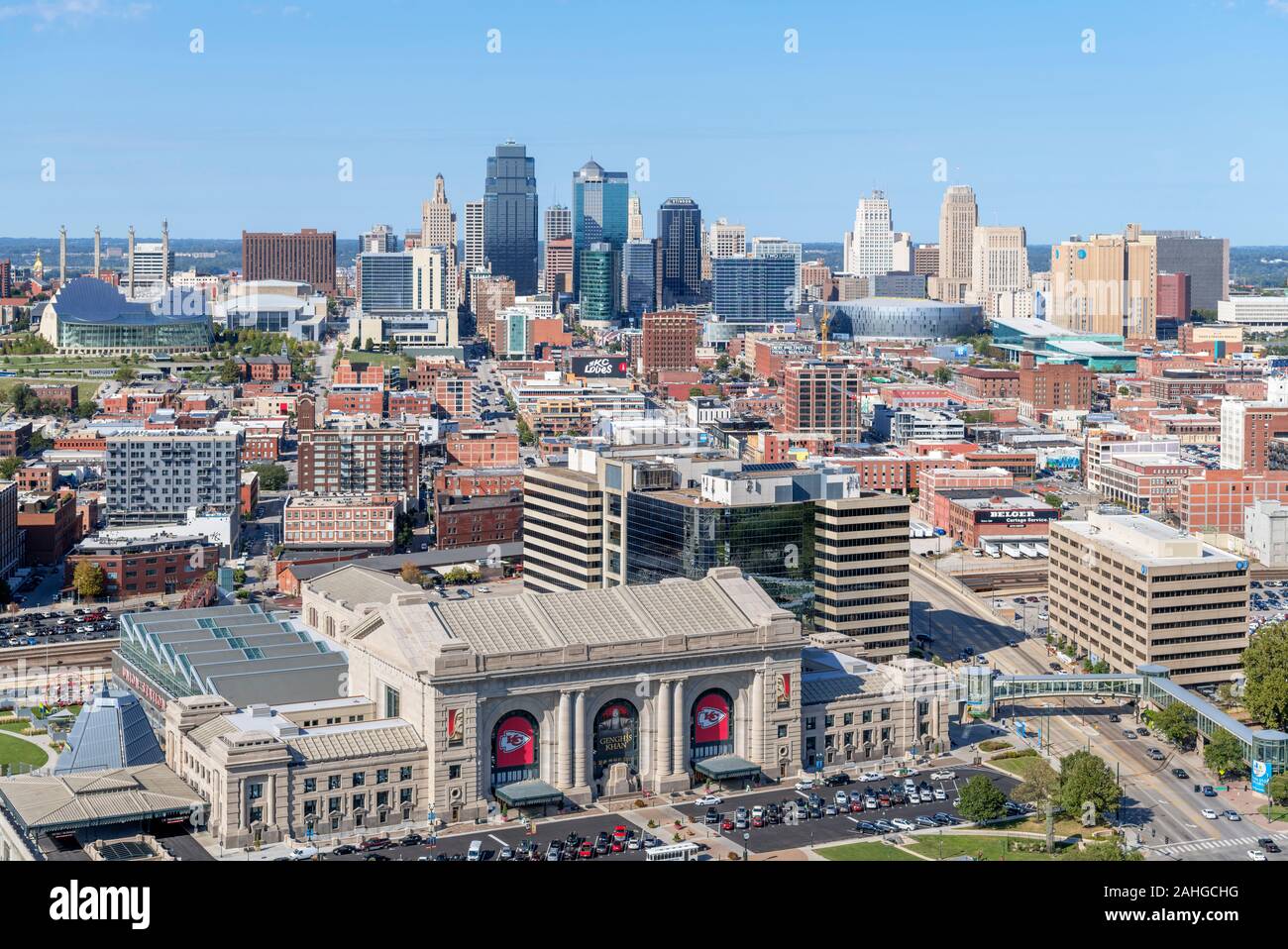 Kansas City skyline. Vista aerea del centro cittadino dal nazionale la guerra mondiale I Memorial, Kansas City, Missouri, Stati Uniti d'America. La Union Station è in primo piano. Foto Stock