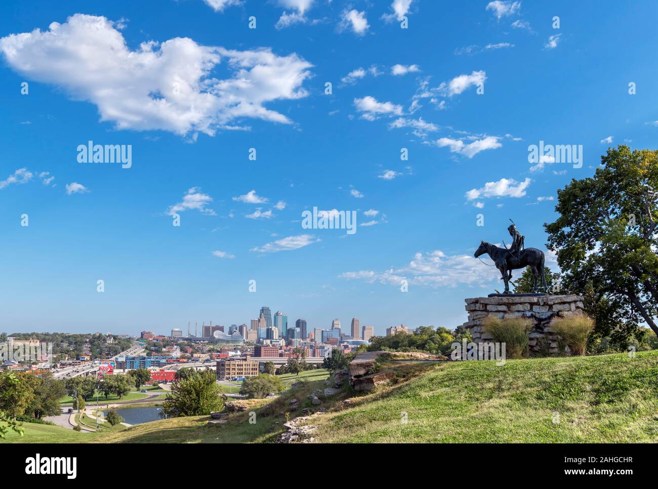 Vista della skyline del centro da Penn Valley Park, Kansas City, Missouri, Stati Uniti d'America. Cyrus Dallin della statua di un Sioux Indan, lo Scout è in primo piano. Foto Stock