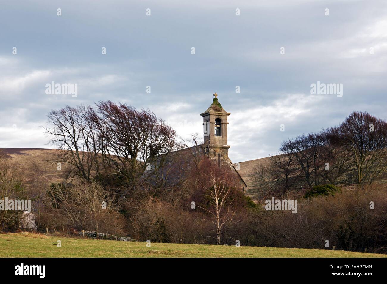 St Llechid chiesa in Llanllechid, il Galles del Nord, è stato costruito nel 1844 ed è ora un edificio classificato Grade II. Foto Stock