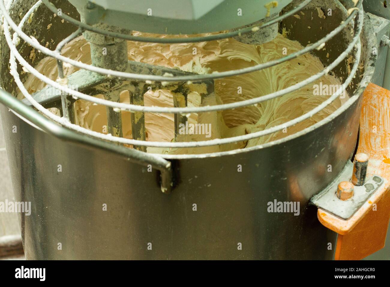 La cottura del pane biscotti e dolciumi in pasticceria Foto Stock