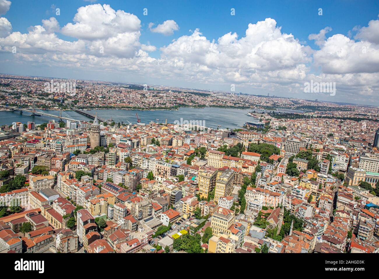 Istanbul, Turchia - Giugno 9, 2013; Istanbul paesaggio da elicottero. Vista di Galata, Karakoy Eminonu, Golden Horn dall elicottero. Le riprese dal Foto Stock