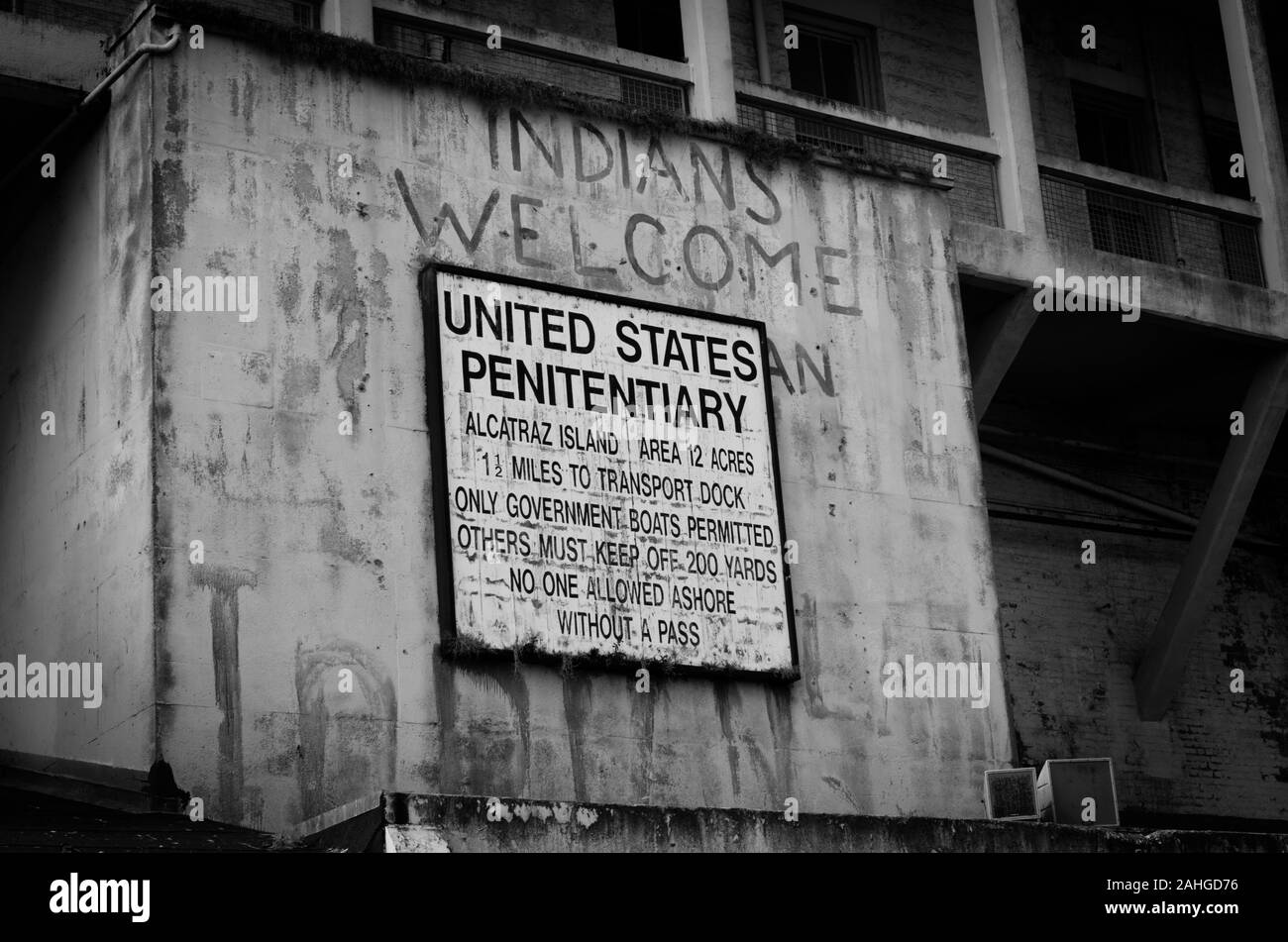 Stati Uniti segno penitenziario su Alcatraz sulla parete con gli Indiani di benvenuto verniciato a spruzzo al di sopra di esso. Foto Stock